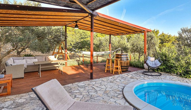 Beautiful home in Kastel Kambelovac