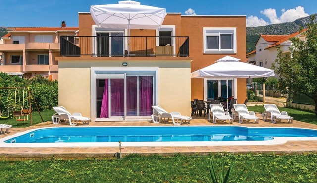 Beautiful home in Kastel Kambelovac