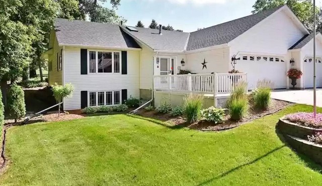 Beautiful home 1 minute from Shattuck St. Mary's school!
