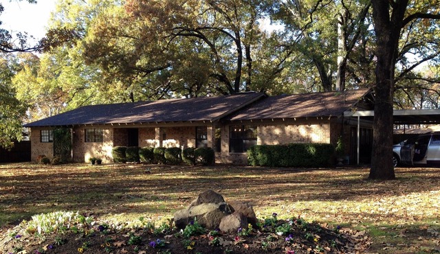 Beautiful Home 1600sf 2bd/1ba Quiet Neighborhood Close to Dining/Entertainment