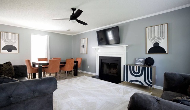 Beautiful home 2 Miles from Harbison Blvd- 5 mins from Lake Murray! Pet-Friendly