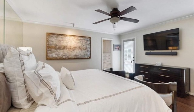 Beautiful home 2 miles from the Galleria
