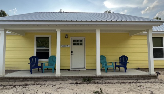 Beautiful home, 200 Private Acres on a lake! Fishing and Springs nearby!