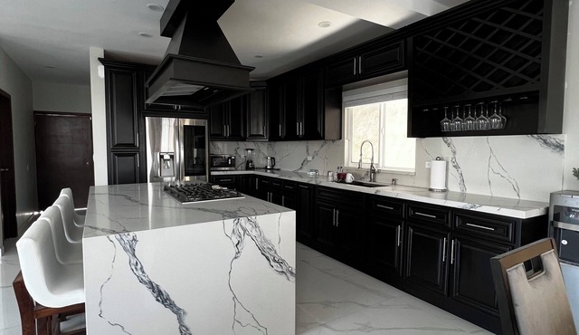 Beautiful home 5 min away from papas & beer. W/King size beds