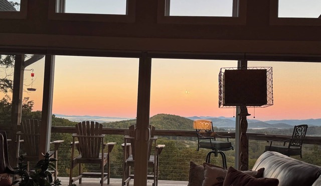 Beautiful home 8 mi from VMI & W&L, 5 bedrooms with VIEWS of House mountain.