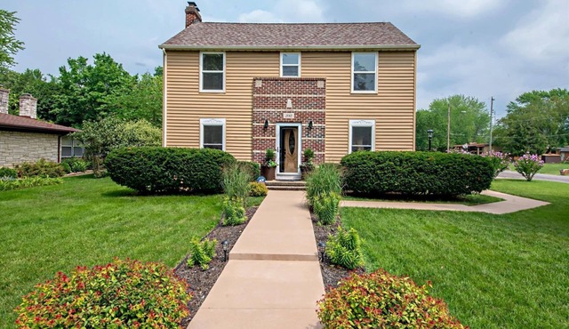 Beautiful 'Home Away From Home' mins to Lake Michigan Beaches & Golf!