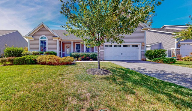 Beautiful home close to beach with pool, tennis, washer/dryer, WiFi, AC