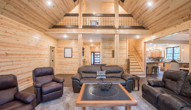 Beautiful Home/Cabin on Pine Creek "Location Location" Built 2018.