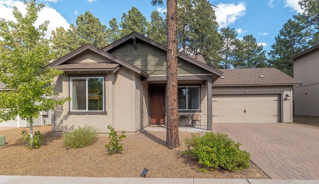 Beautiful home! Central AC! 5 mins to Downtown! Great setting! 20% Monthly Disc!