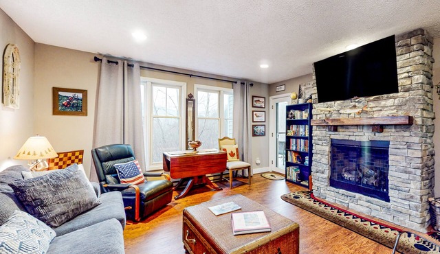 Beautiful home close to outdoor activities with WiFi, private washer/dryer, deck