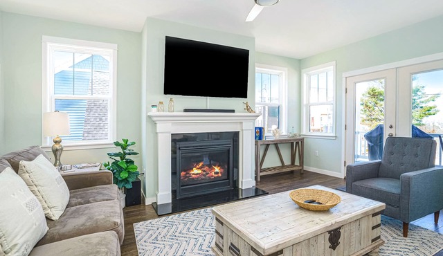 Beautiful home close to beach with deck, patio, firepit, WiFi, & gas fireplace