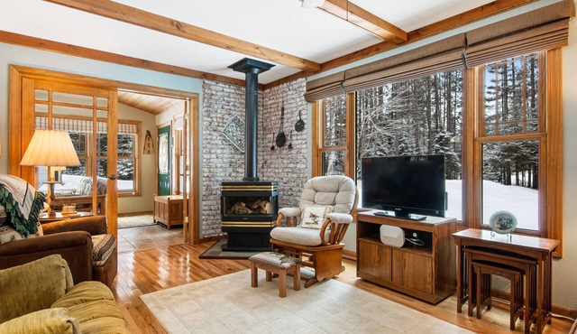 Beautiful home close to the lake w/WiFi, private washer/dryer, firepit, & patio