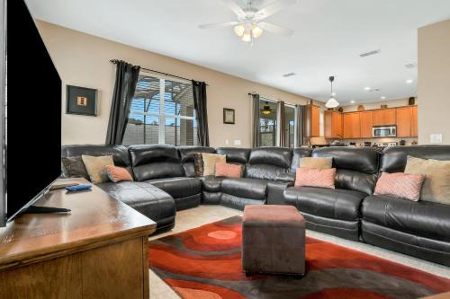 Beautiful home close to theme parks with private pool, AC & W/D - dog-friendly