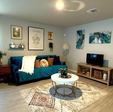 Beautiful home eight minutes away from Brooks corner shopping center and hospital