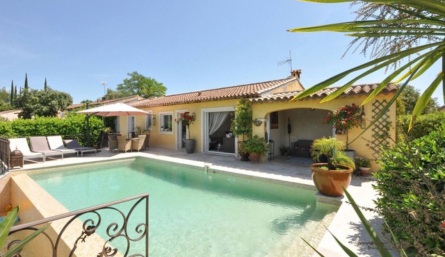 Beautiful home in Bagnols en Forêt