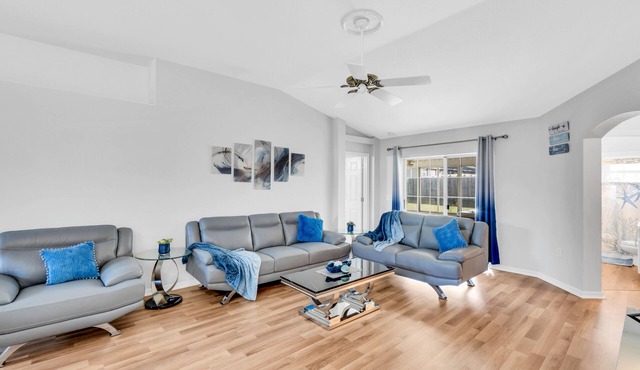 Beautiful home. Free parking, hot tub, laundry, 2 king beds, great for families.