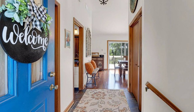Beautiful home, Hot Tub, great views, easy access to downtown and Territory