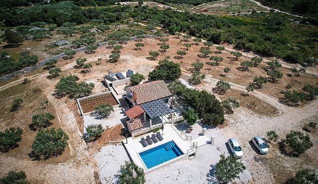 Beautiful home in Pucisca - Praznica