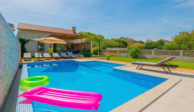 Beautiful home in Donji Prolozac
