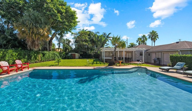 Beautiful Home in West Palm Beach W/Largest Pool and Jacuzzi