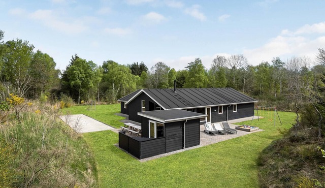 Beautiful home in ålbæk with WiFi