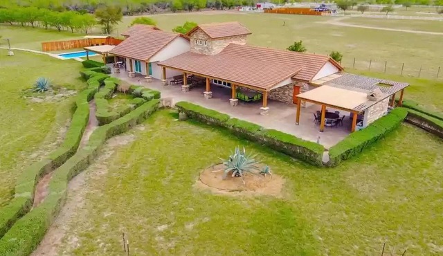 Beautiful Home in a 8 acre Ranch near to the city.