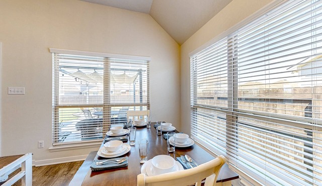 Beautiful home in a friendly neighborhood with enclosed yard & al fresco dining