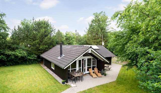 Beautiful home in Ansager with WiFi