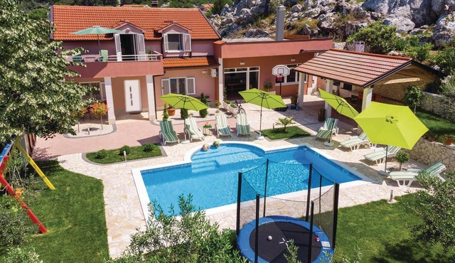 Beautiful home in Bacina