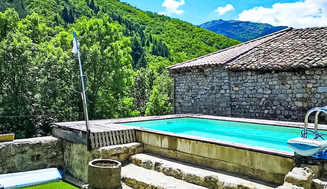 Beautiful home in Barnas