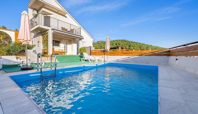 Beautiful home in Bilice
