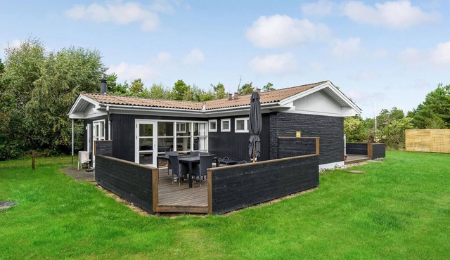 Beautiful home in Blåvand with WiFi