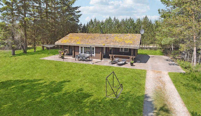 Beautiful home in Blokhus with WiFi