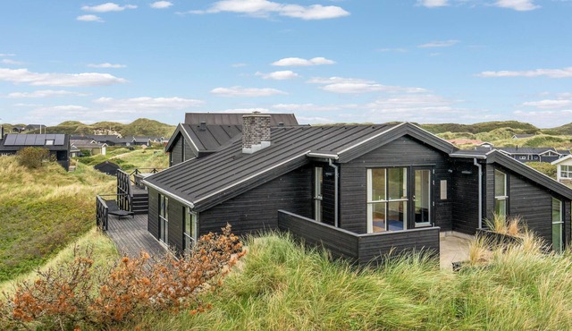 Beautiful home in Blokhus with WiFi