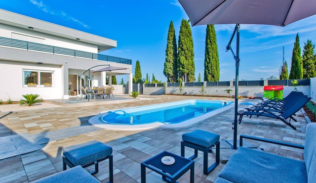 Beautiful home in Bogomolje