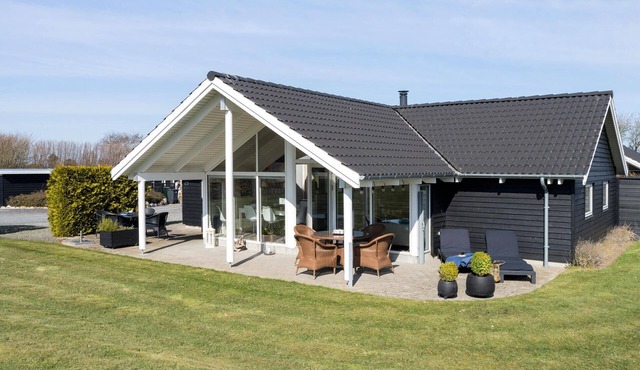 Beautiful home in Bogense with WiFi