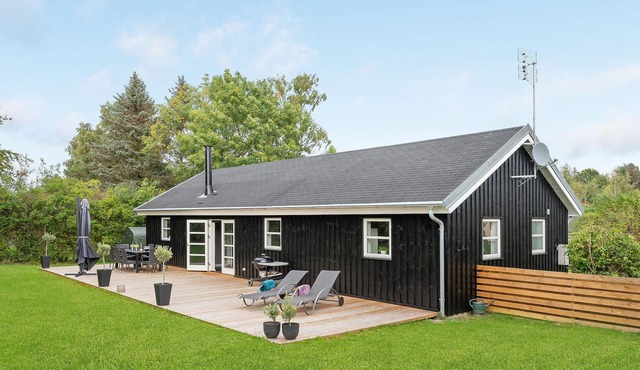Beautiful home in Bogø By with WiFi