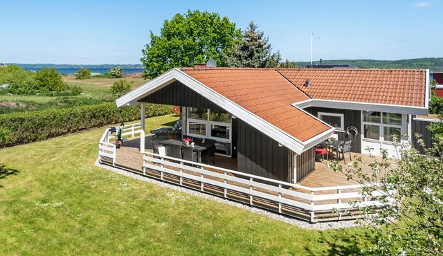 Beautiful home in Børkop with WiFi