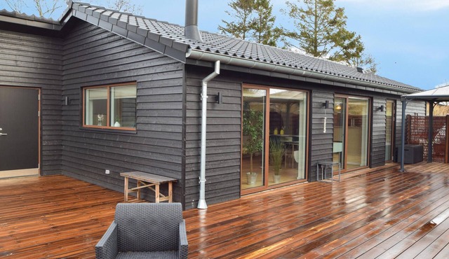 Beautiful home in Børkop with WiFi