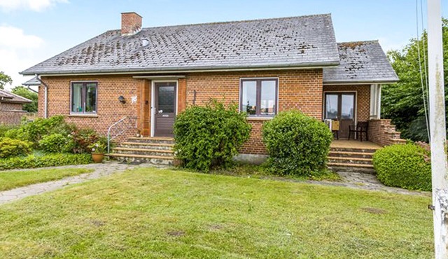 Beautiful home in Bredebro with WiFi