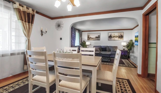 Beautiful Home in Buffalo near Airport with AC, WiFi, 3King Beds & Free Parking