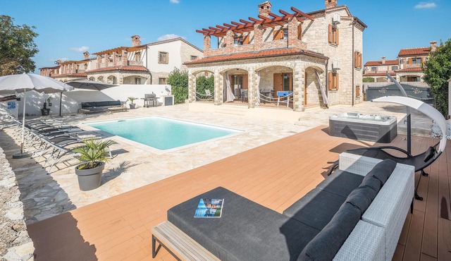 Beautiful home in Cabrunici with WiFi