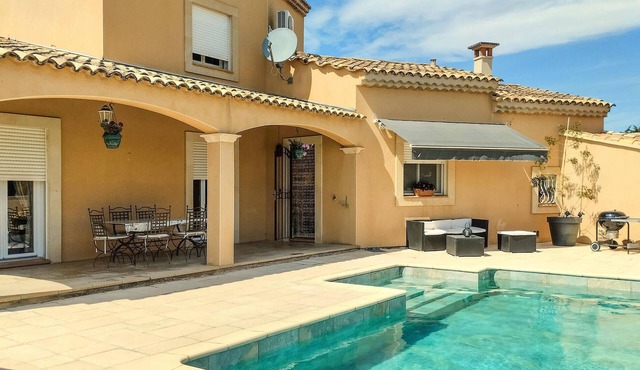 Beautiful home in Cabannes