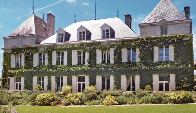 Beautiful home in Capian with WiFi, Private swimming pool and Outdoor swimming pool