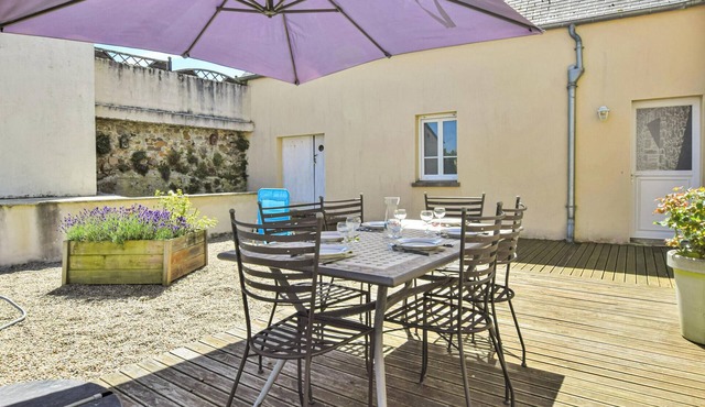 Beautiful home in Créances with WiFi