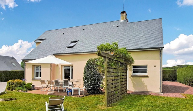 Beautiful home in Créances with WiFi