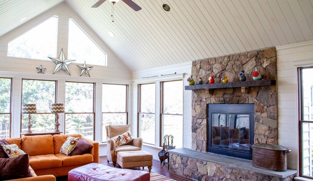 Beautiful Home in Crozet! Extended Stays Welcome! Nearby Vineyards!
