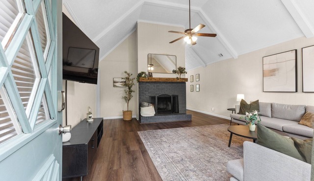 Beautiful home in delightful Perry w/King Bed