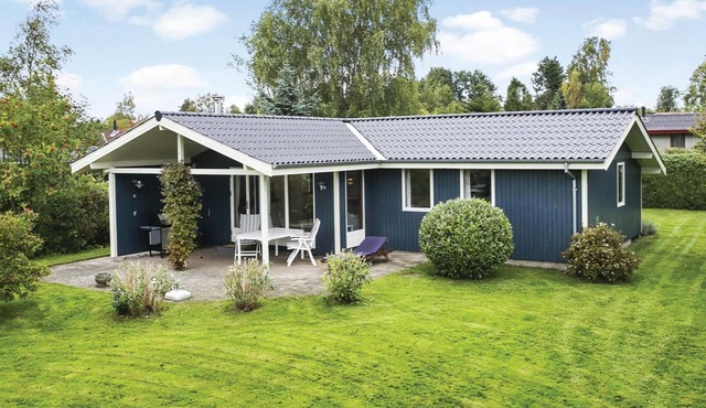 Beautiful home in Dronningmølle with WiFi