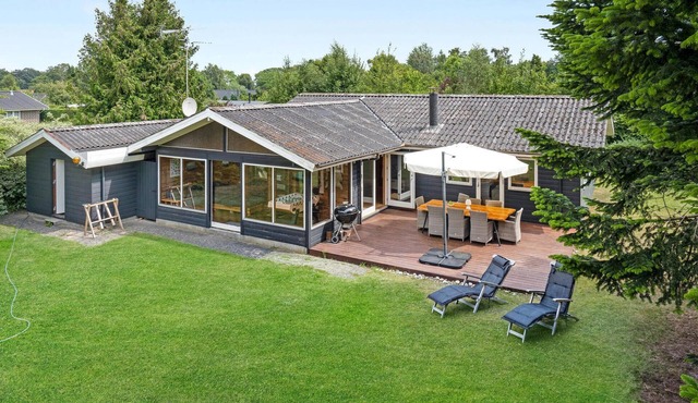 Beautiful home in Dronningmølle